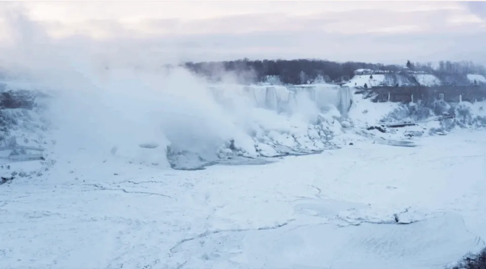 Cataratas do Niágara congelam parcialmente e viram espetáculo de gelo no inverno canadense