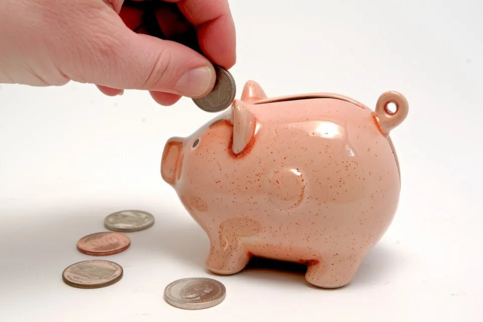 Como juntar R$ 10 mil investindo em CDBs em 2026