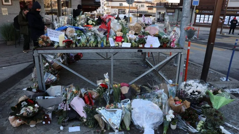 Condições de segurança de bar são questionadas após incêndio que causou 40 mortes