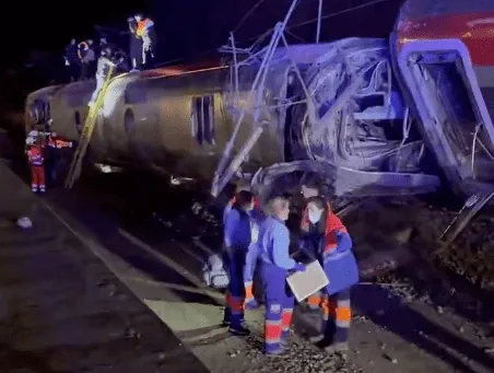 Descarrilamento de trens com 500 passageiros na Espanha deixa ao menos 21 mortos