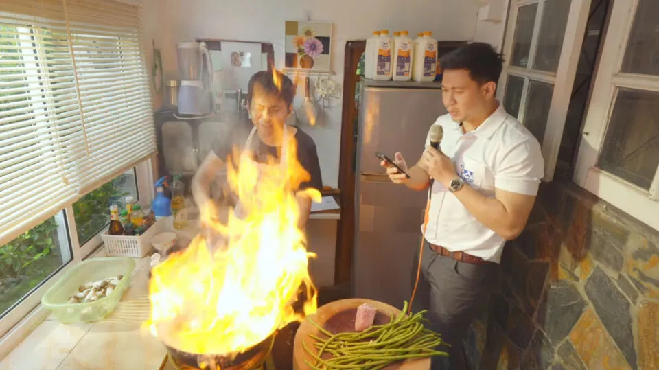 Dois tailandeses quase incendeiam o ‘palco’ fazendo comida temperada com rock