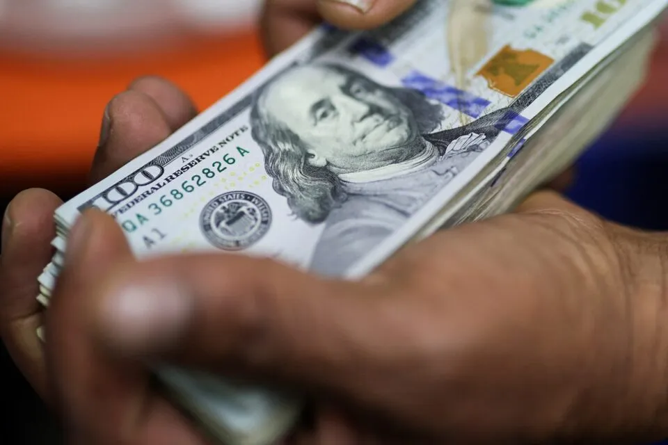 Dólar hoje sobe após pesquisa eleitoral no Brasil e dados nos EUA