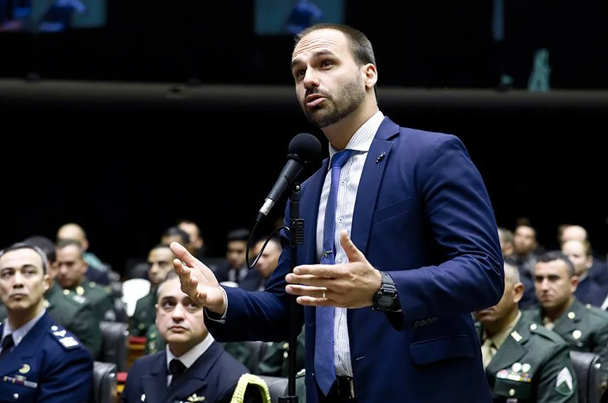 Eduardo Bolsonaro diz que vai “batalhar” para manter cargo na PF sem voltar ao Brasil