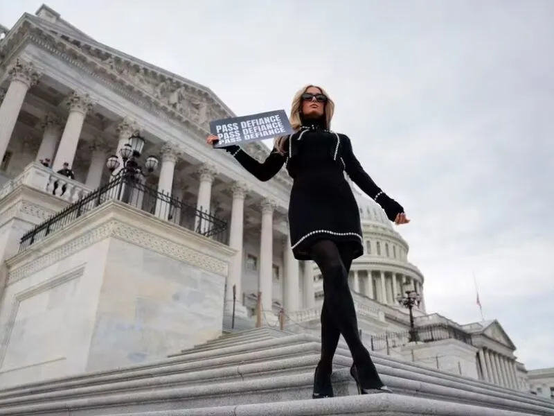 Em discurso de apoio à regulamentação do uso de IA, Paris Hilton relembra vazamento de vídeo íntimo