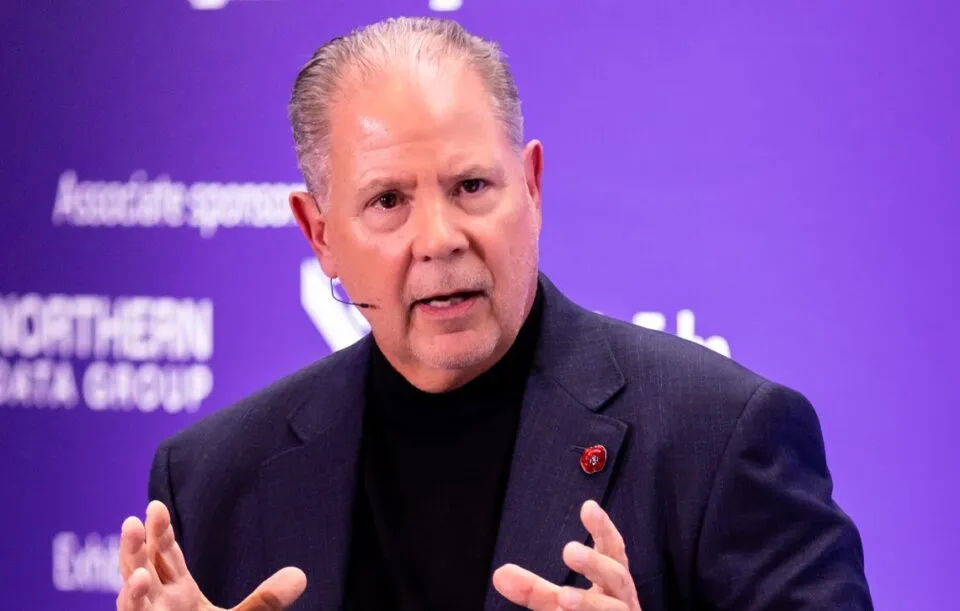 Este CEO demitiu quase 80% de sua equipe porque eles não adotaram a IA com rapidez