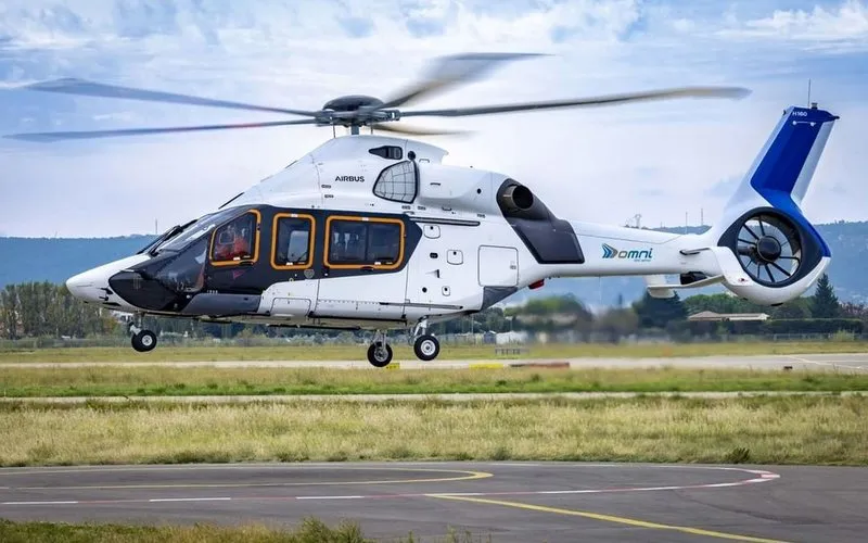 Helicóptero faz pouso de emergência no mar no Rio de Janeiro