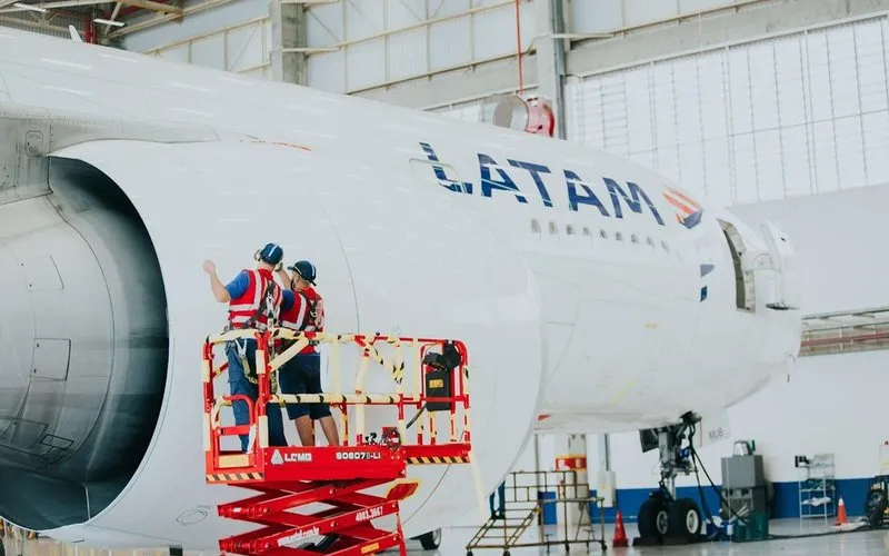 Latam abre mais de 400 vagas em manutenção aeronáutica no Brasil