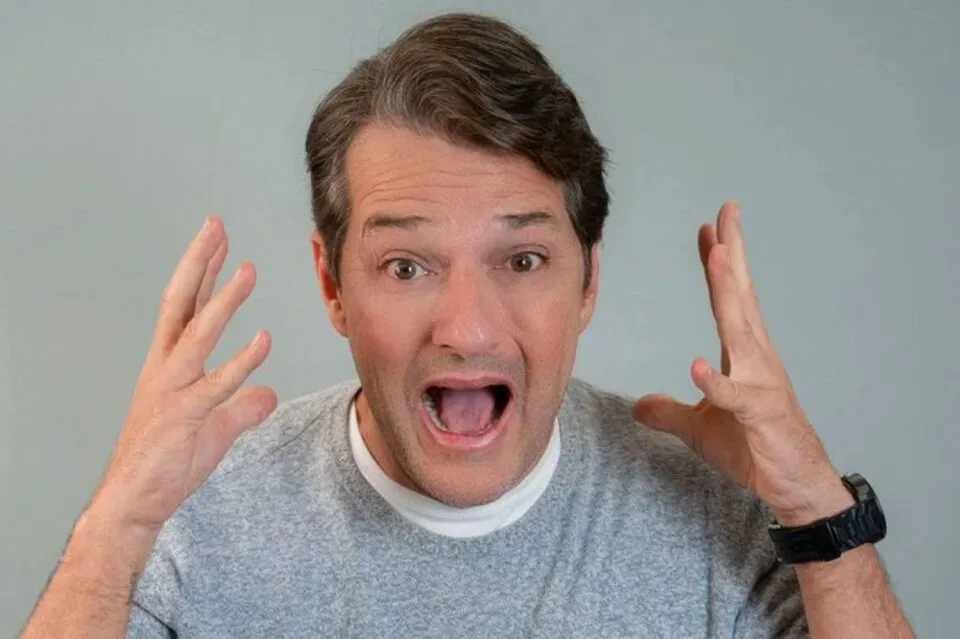 Marcelo Serrado apresenta o monólogo “Terapia” neste domingo no Teatro Atheneu