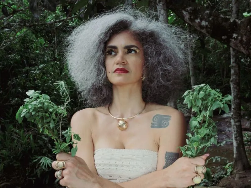 O canto inquebrantável de Raquel Santana: caruaruense lança álbum de estreia solo