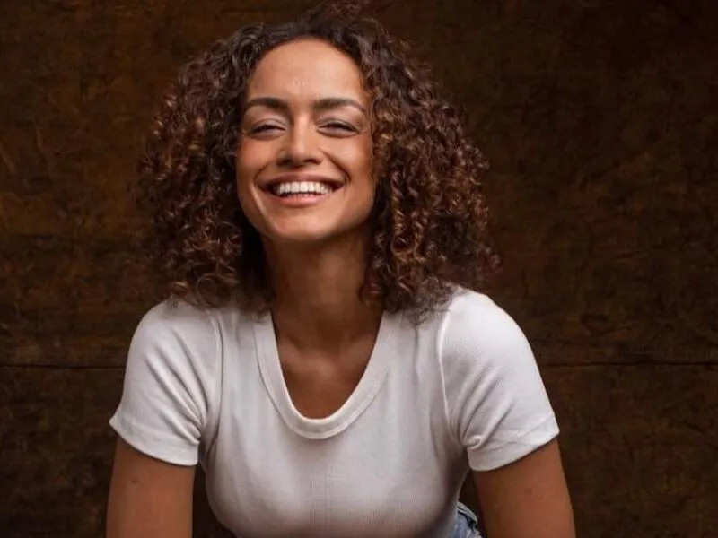 Pernambucana Rebeca Jamir emenda o filme “O Filho de Mil Homens” com novo espetáculo