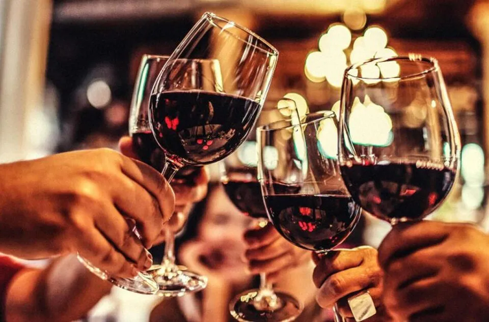 Pessoas do mundo todo compartilham como dizem ‘Saúde!’ em seus respectivos idiomas nativos