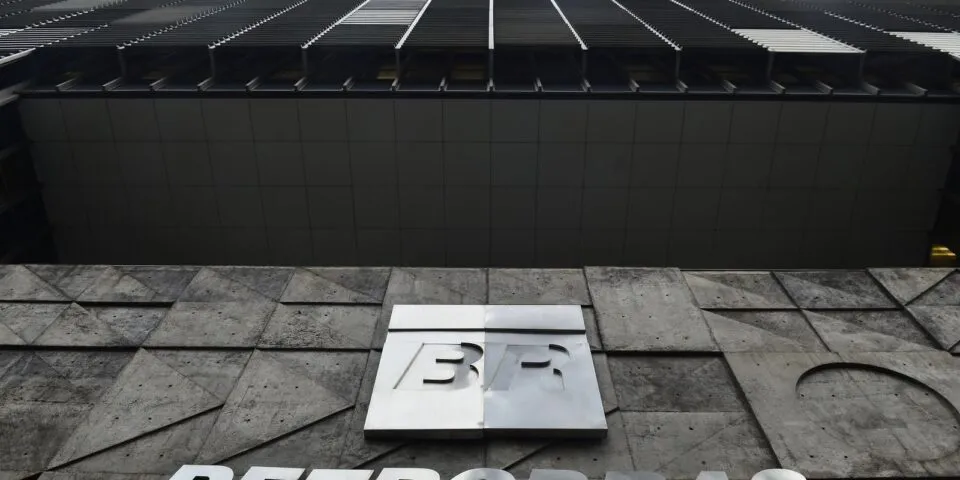 Petrobras reduz preço da gasolina em 5,2% a partir desta terça