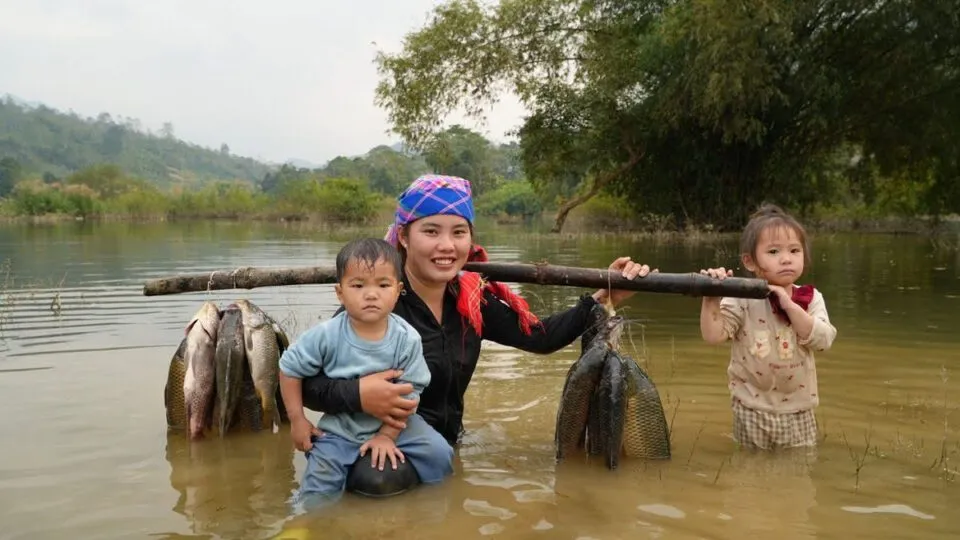 Quem a jovem vietnamita que viralizou em vdeos ao lado de 2 filhos adotados