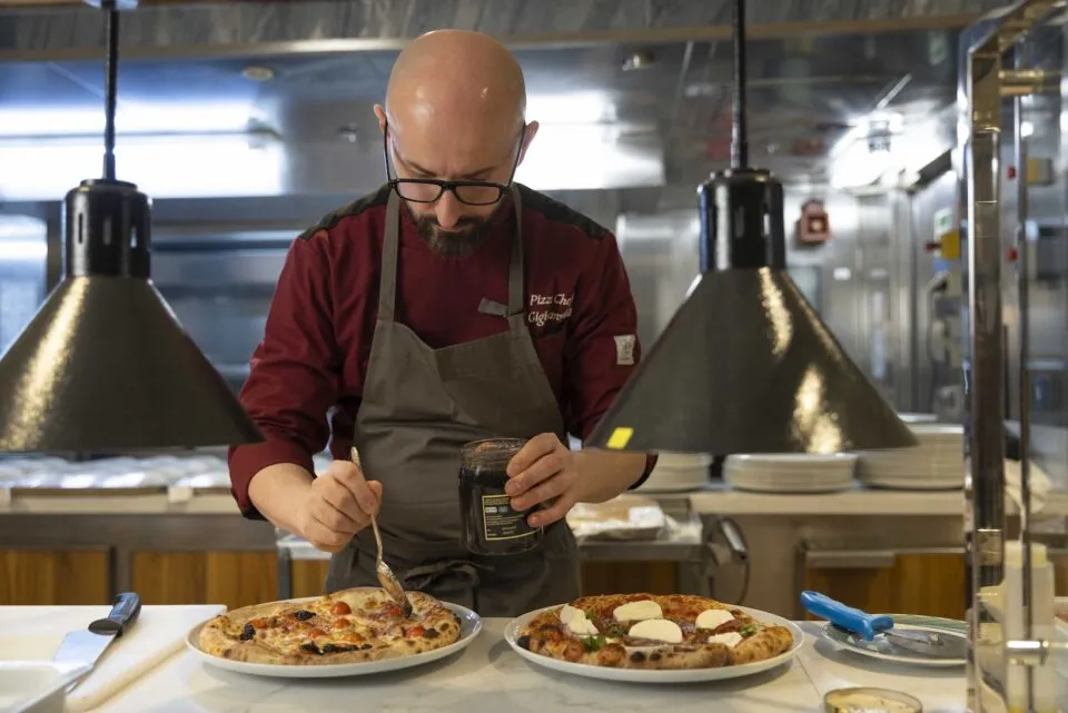 Regent aposta em jantar casual ao ar livre e leva pizzaria gourmet para o alto-mar