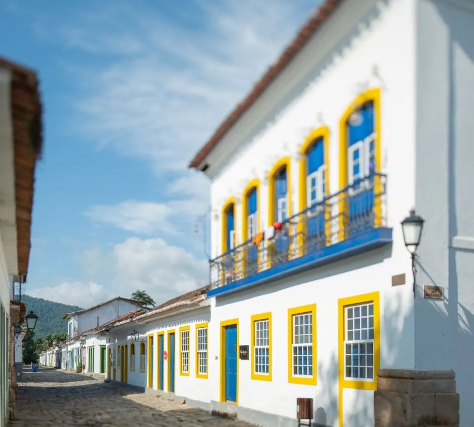 Sandi Hotel inaugura galeria permanente com exposição de Claudio Edinger em Paraty