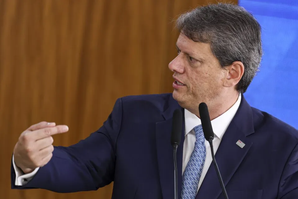 Tarcísio nega atrito e diz que candidatura de Flávio está se consolidando rapidamente