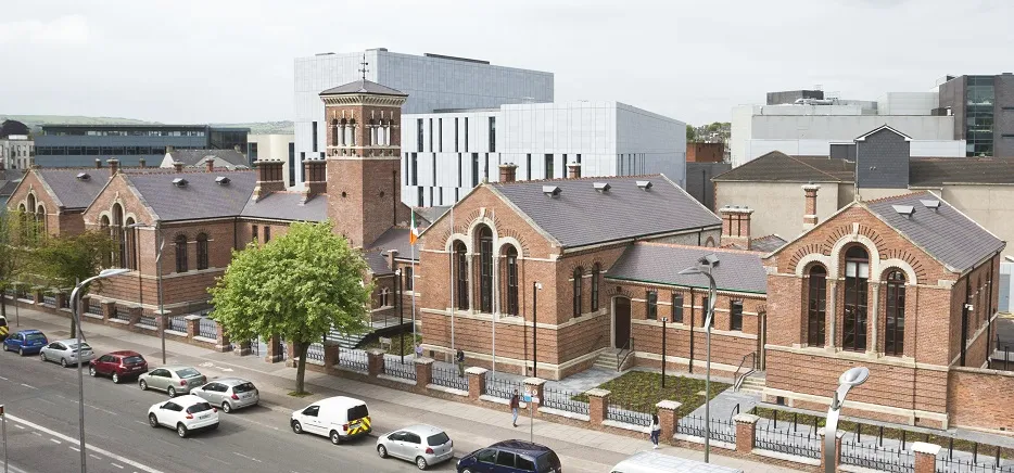 Tribunal irlandês condena brasileiro à prisão perpétua por assassinato da ex-namorada