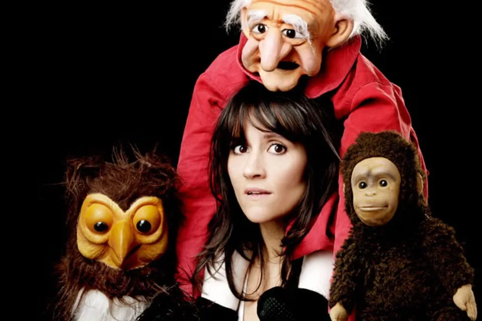 Ventrloqua demonstra os perigos de misturar ventriloquismo e hipnotismo