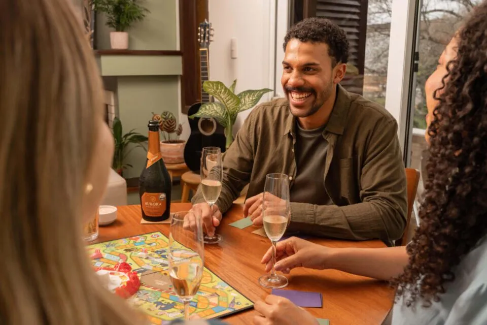 Vinícola Aurora e Azul selam parceria com brinde à bordo