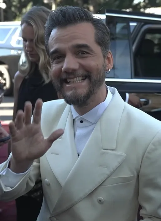 Wagner Moura passa pelo tapete vermelho com a esposa