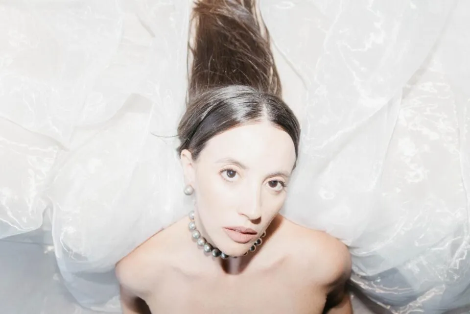 Cantora Flora se apresenta no Theatro Homerinho no próximo sábado (24) com show inédito