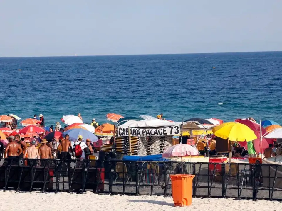 na Zona Sul do Rio, espreguiçadeira chega a R$ 100