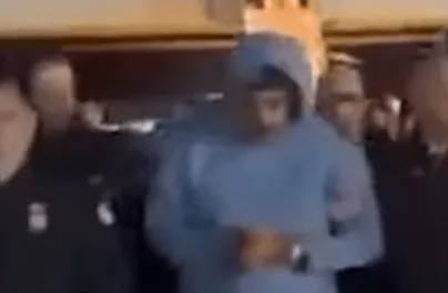 novo vídeo mostra Maduro algemado em aeroporto de NY após captura pelos EUA