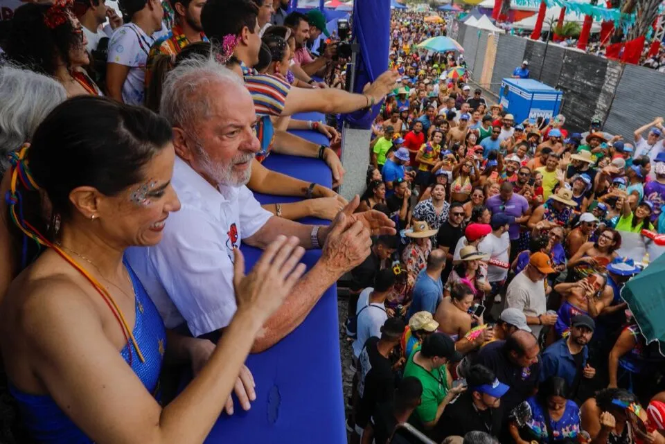 Ao lado de Raquel Lyra, presidente Lula participa do Galo da Madrugada