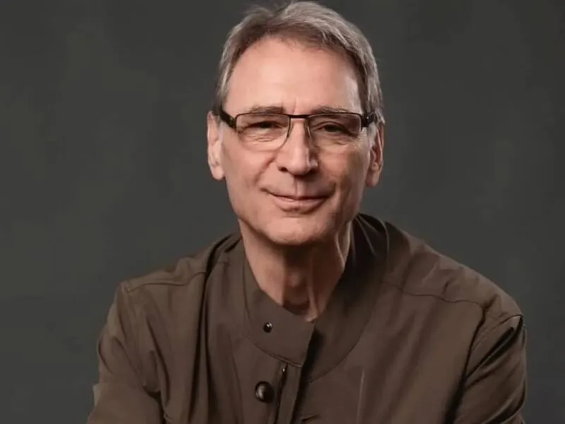 Após susto com infarto, Herson Capri tranquiliza fãs e anuncia novas datas de peça