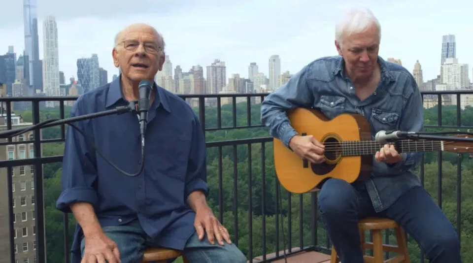 Art Garfunkel interpreta um verso de ‘Scarborough Fair’ de um terrao em Nova York