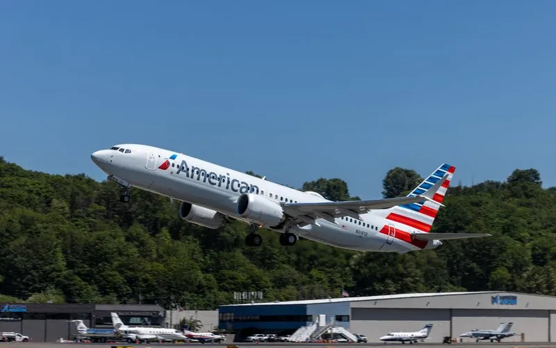 Avião da American Airlines é atingido por tiros