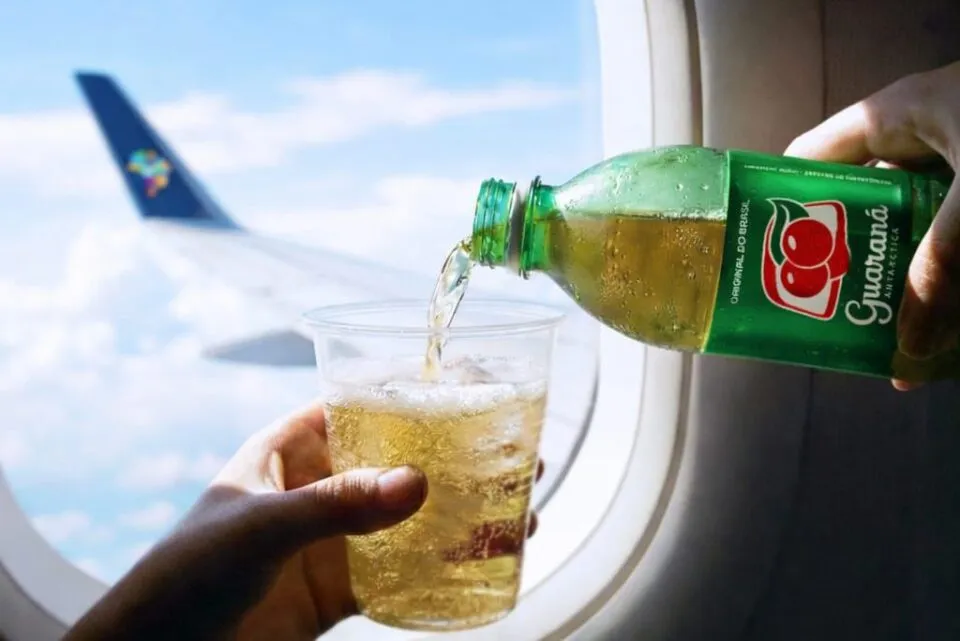 Azul promove ação a bordo com pizza e Guaraná Antarctica em voos selecionados