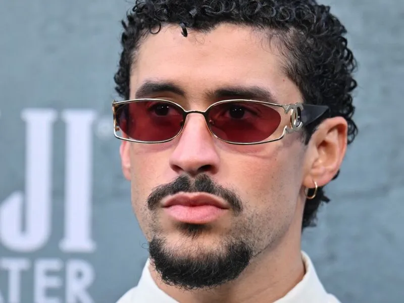 Bad Bunny é convidado para assistir aos desfiles na Sapucaí em camarote de luxo, diz revista