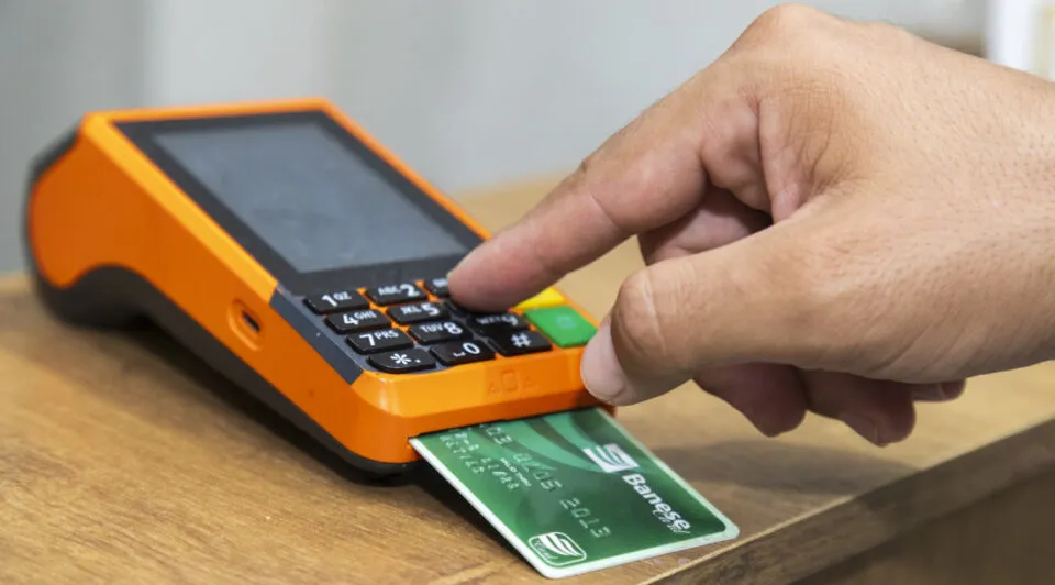 Banese alerta para golpes no Carnaval e orienta sobre segurança com cartões e celular