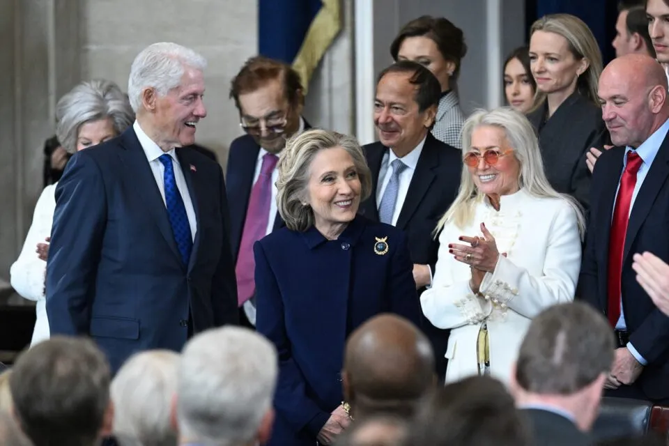 Bill e Hillary Clinton tentam chegar a acordo para depoimento sobre Epstein