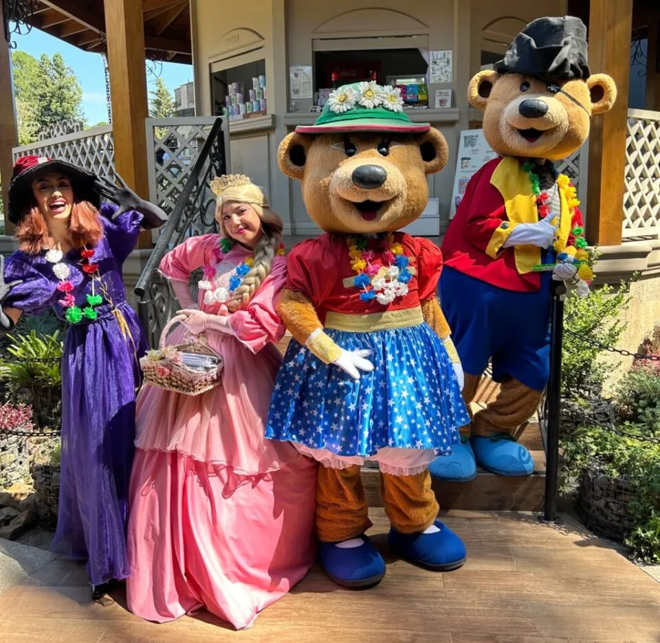 Bloquinho do Mini Mundo desfila durante o carnaval em Gramado