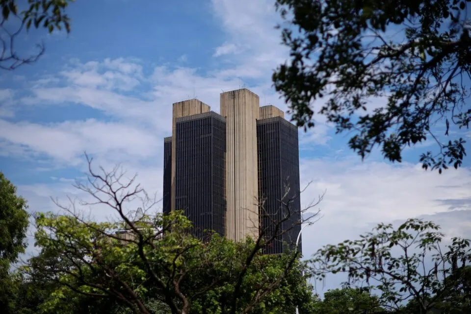 Boletim Focus aponta inflação abaixo de 4% em 2026 e mantém Selic em 12,25%