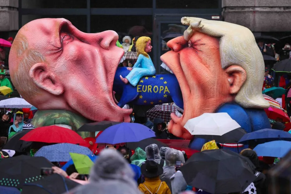 Carnaval alemão leva Trump, Putin e Merz ao banco dos réus da sátira; veja fotos