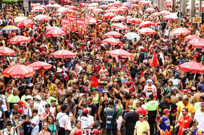 Carnaval impulsiona turismo internacional e leva 300 mil estrangeiros ao Brasil