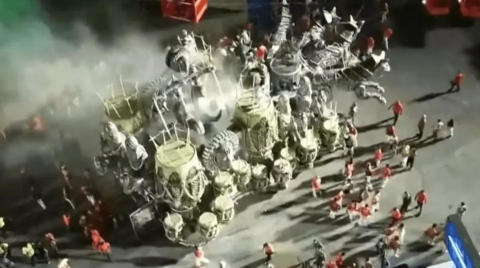 Carro alegórico da União de Maricá pega fogo na Sapucaí e deixa quatro feridos