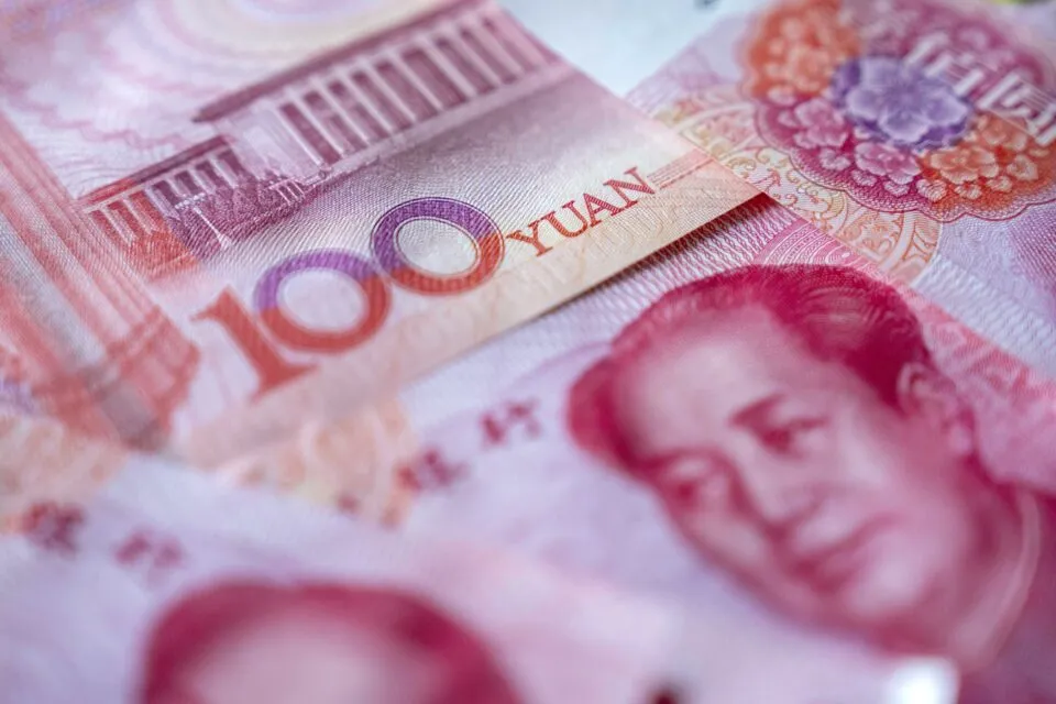 Com dólar em queda, debate sobre controles de capital ganha força na China