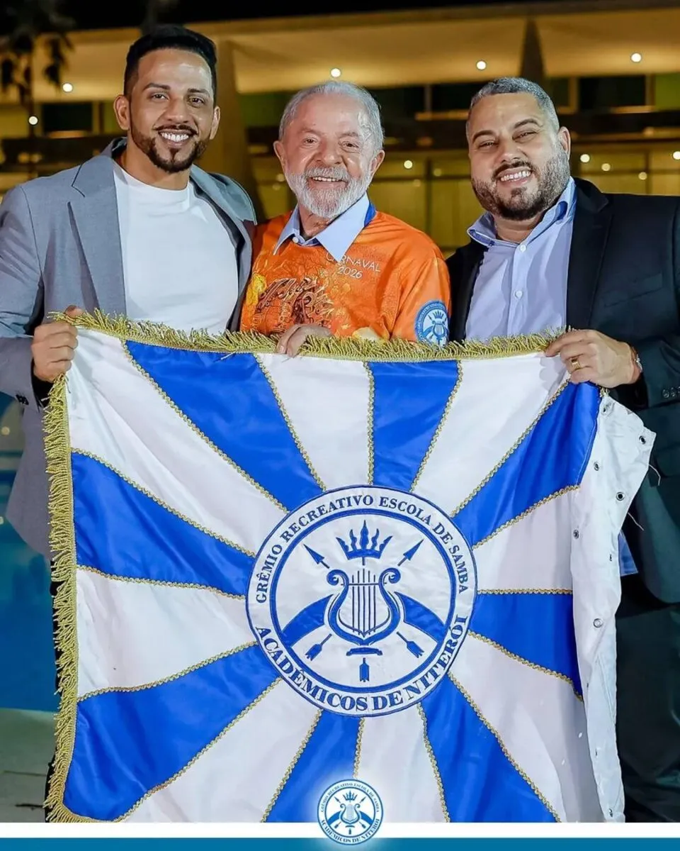 Damares aciona Justiça contra escola de samba por desfile com homenagem a Lula