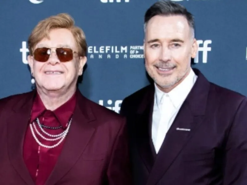 Elton John e marido dizem estar ‘indignados’ com tabloide britânico