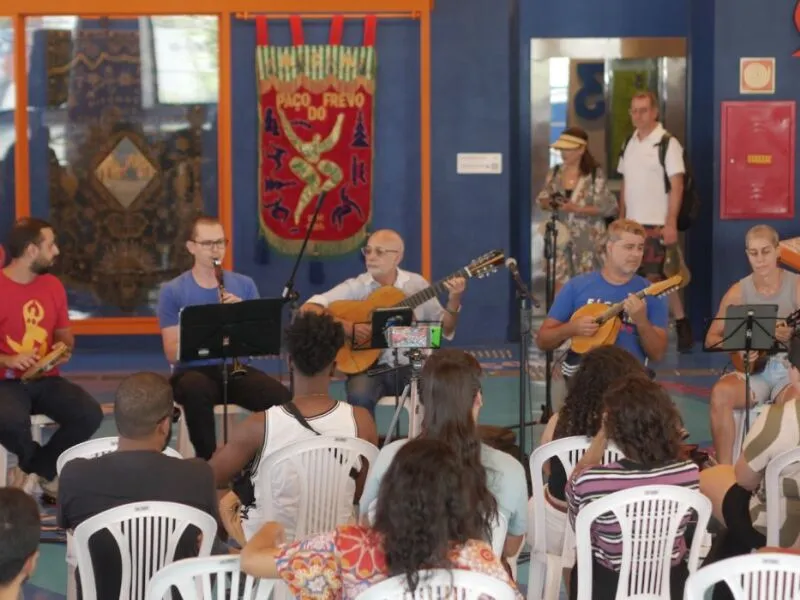 Escola Pernambucana de Choro realiza última encontro gratuito com roda musical no Paço do Frevo
