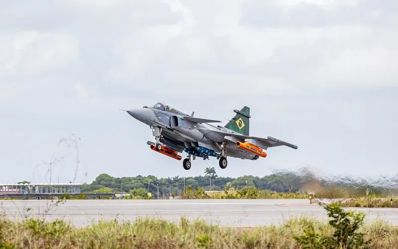 FAB conclui testes de armamento ar-solo do caça Gripen