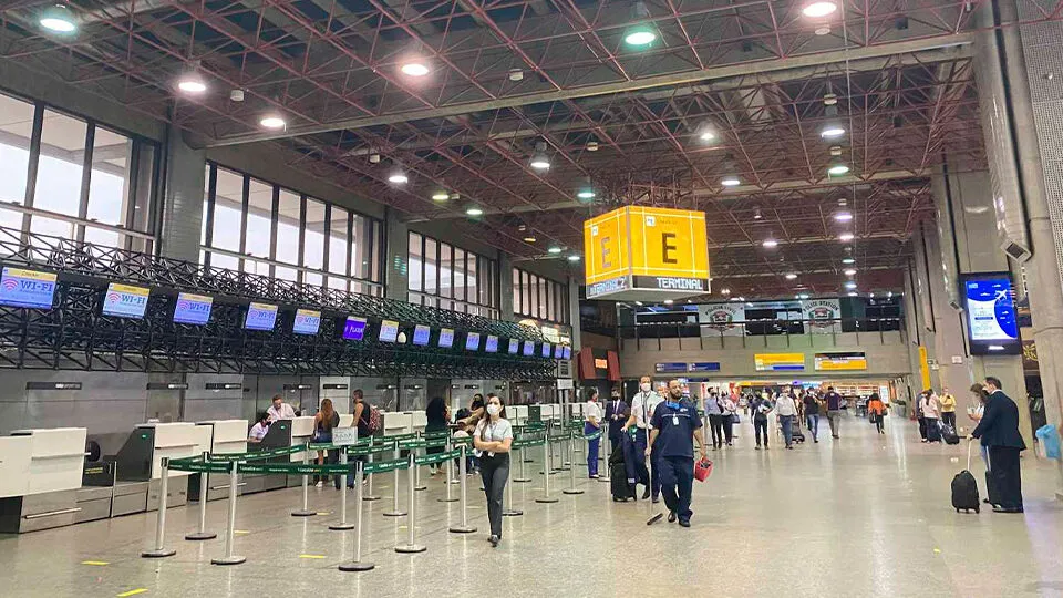 Falsa ameaça de bomba mobiliza Gate e PM no Aeroporto de Guarulhos; jovem é levado à PF