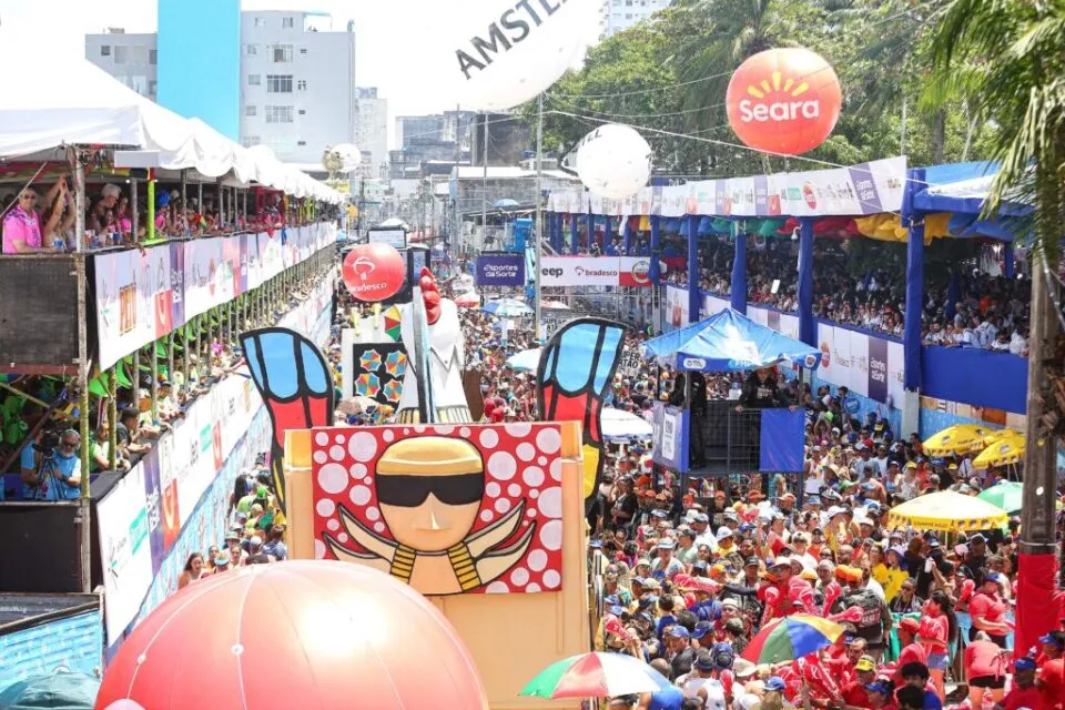 Galo da Madrugada arrasta 2,5 milhões de foliões e mantém protagonismo no Carnaval