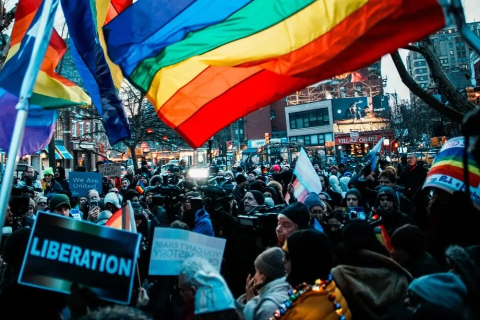 Governo Trump remove bandeira LGBT do monumento Stonewall, em Nova York
