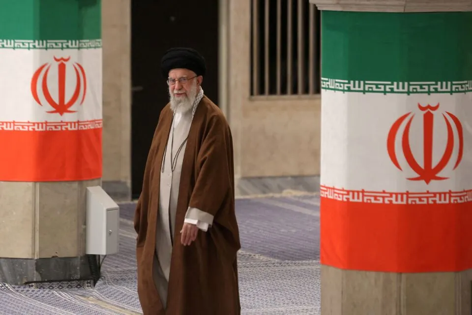 Irã confirma que líder Khamenei está morto