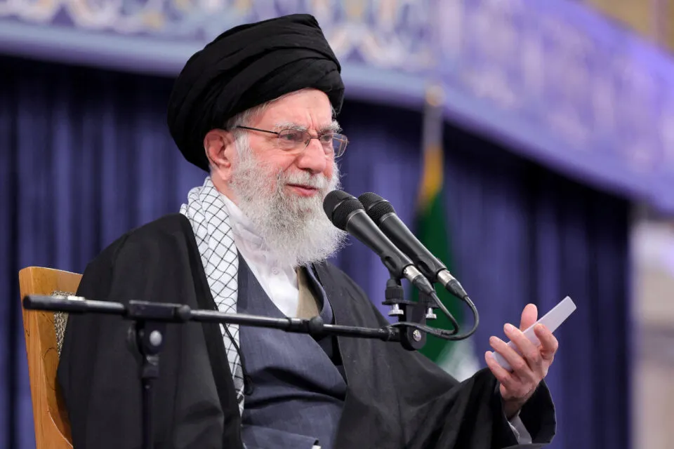 Israel diz que líder supremo do Irã, Ali Khamenei, foi morto em ataque aéreo